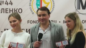 Вручение удостоверений корреспондентов СМИ Ирине Шибаровой и Екатерине Макоевой