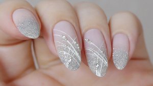 Новогодний дизайн светоотражающим лаком, растяжка блёстками (обычный лак)