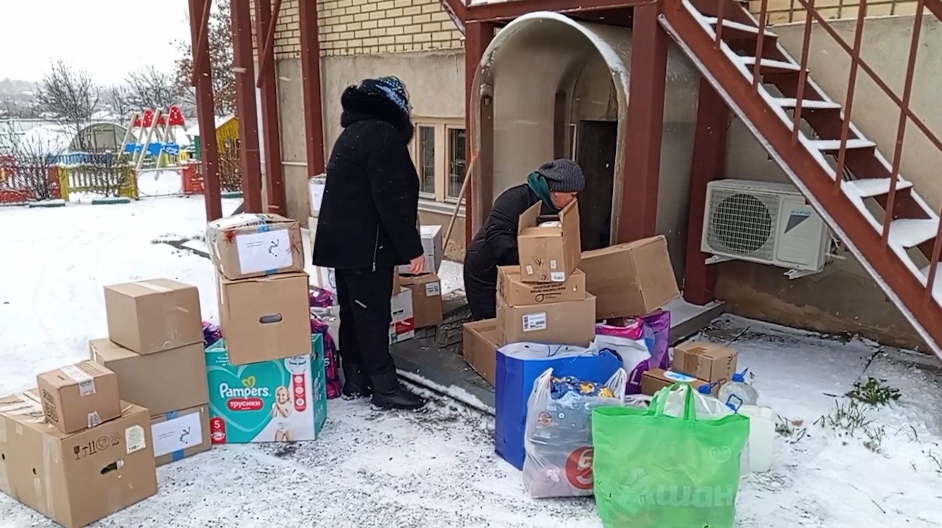 (12+) Доброе дело: 32 мытищинских образовательных учреждения отправили гумпомощь в детские дома смотреть онлайн
