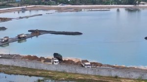 Отличный проект!! Огромная техника работает, засыпая щебнем озеро.