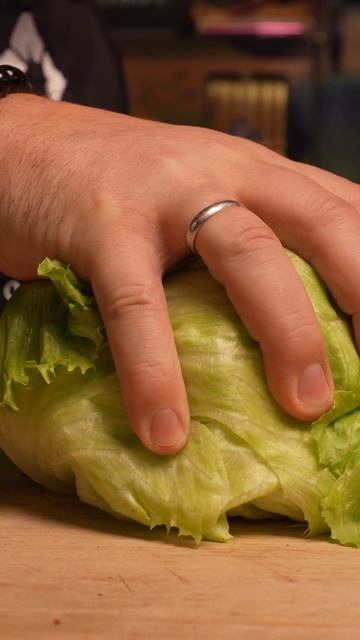 Как подготовить салат Айсберг? Шеф покажет трюк с кочерыжкой, который изменит всё смотреть онлайн