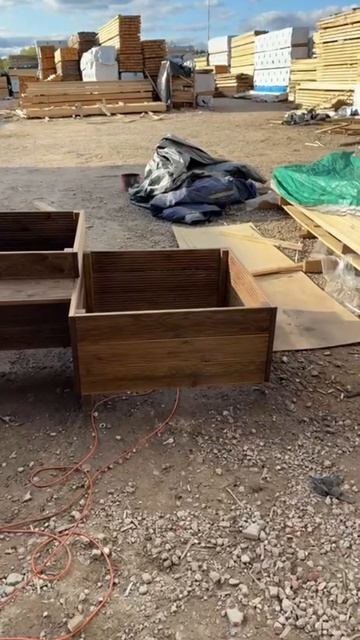 Клумба из лиственницы со скамейкой - Моспил 📞 +7 (495) 088-10-10