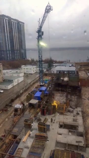 Что мне ветер , что мне зной , что мне дождик проливной  #башенныйкран #крановщик #стройка #работа