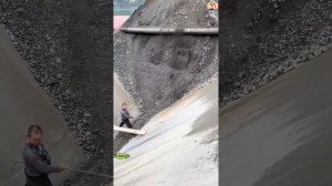 Строительство, разгрузка баржи