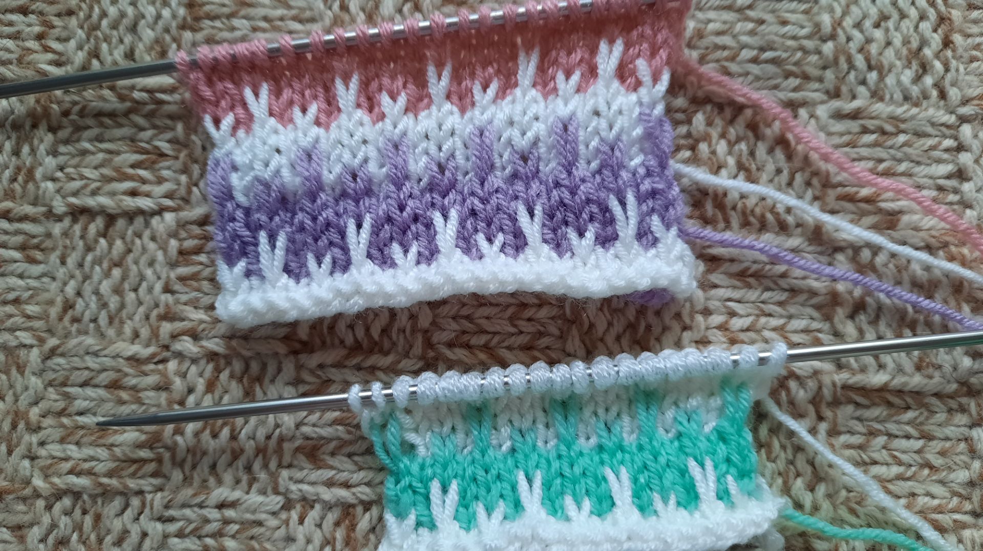 Красивый трехцветный узор. смотреть онлайн