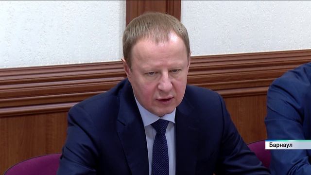 Губернатор Алтайского края Виктор Томенко встретился с членами краевой Общественной палаты смотреть онлайн