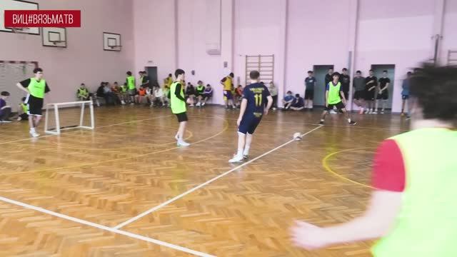 Футбольный драйв в Вязьме: турнир по мини‑футболу среди школьников в честь Дня Героев Отечества смотреть онлайн