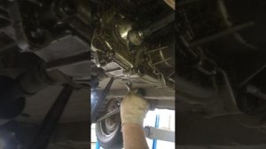 Пошаговые действия по снятию коробки передач на автомобиле Нива.
