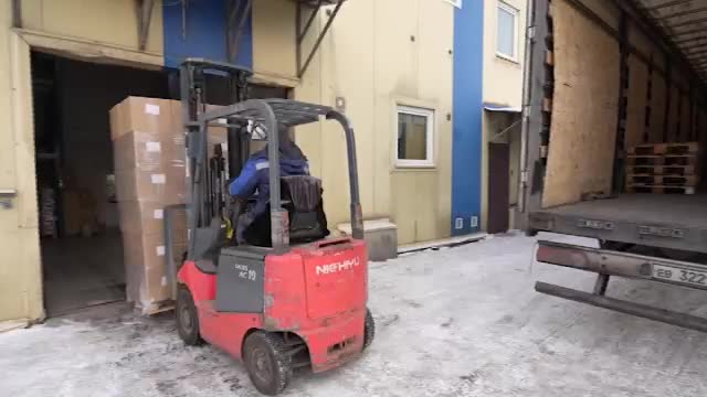 Подарки из Кузбасса доставят на дом юным горловчанам смотреть онлайн