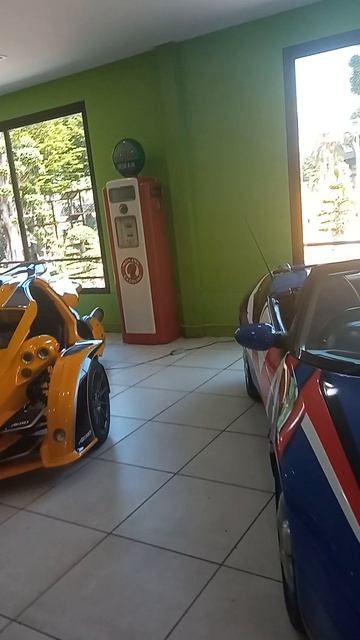 Автомобили посреди джунглей? Это реально! Ретро-автомобили среди пальм: неожиданная коллекция смотреть онлайн