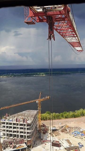 Вот она сила природы ! #гроза #молния #работа #крановщик #башенный_кран