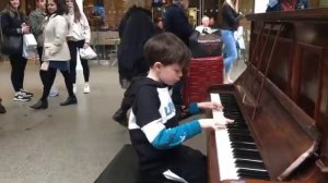 Мальчик виртуозно играет Piano Fantasia «Song For Denise».