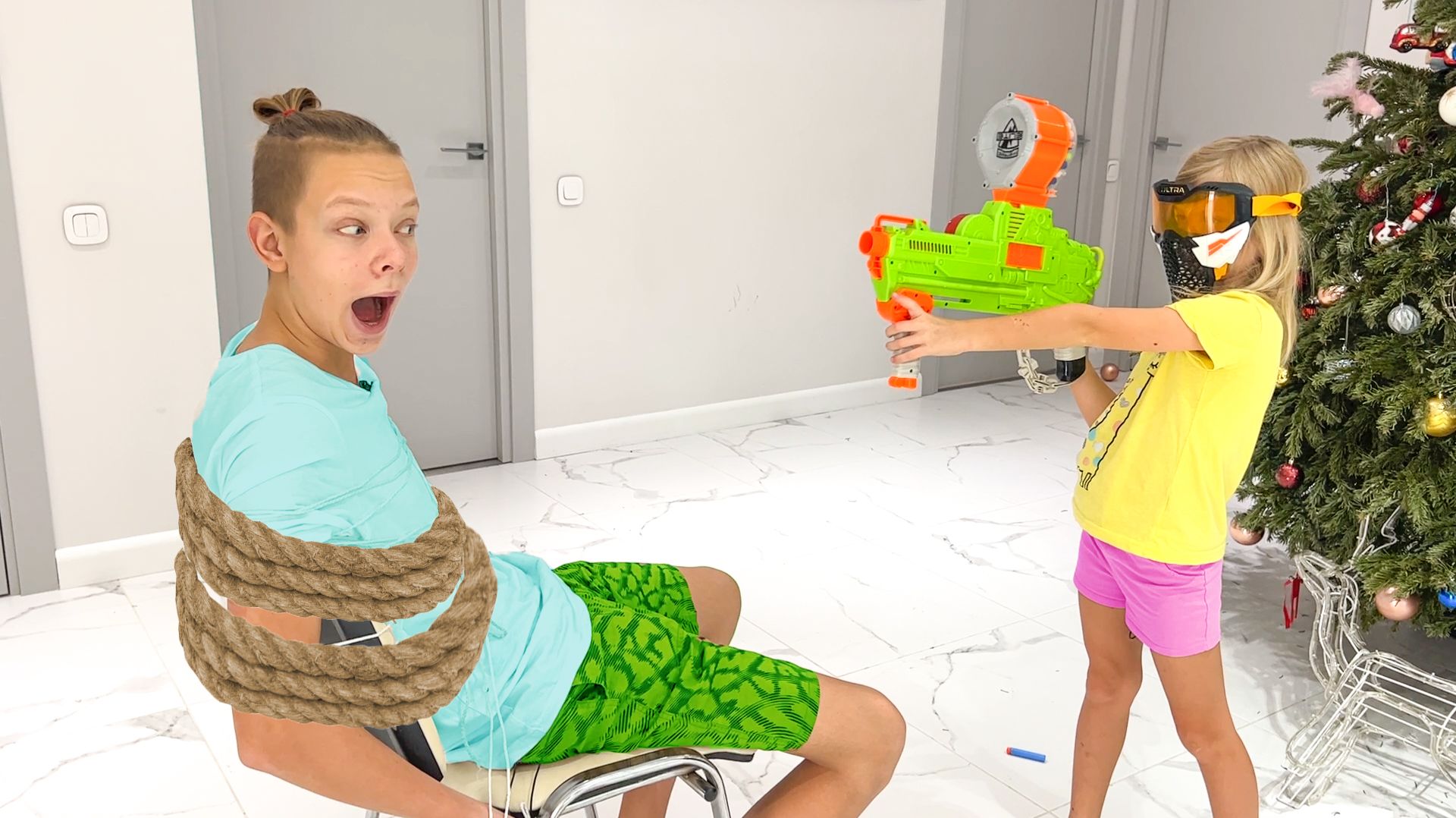 Саша и Арс ПРОТИВ сестры. НЕРФ БИТВА. БРОС ШОУ смотреть онлайн