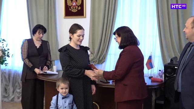 Жителям Ирбита и Ирбитского района вручили награды в ЗАГСе смотреть онлайн