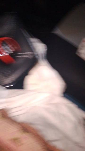 Предварительно брызгаю силиконовой смазкой на Лада Веста NG механизм под кожухом рычага КПП смотреть онлайн