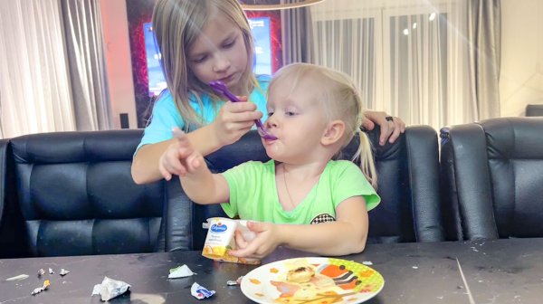 София собирает Нику в садик. Софунья Шалунья