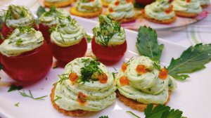 Изысканные крекеры с творожно-зеленой начинкой и икрой – идеальная закуска!