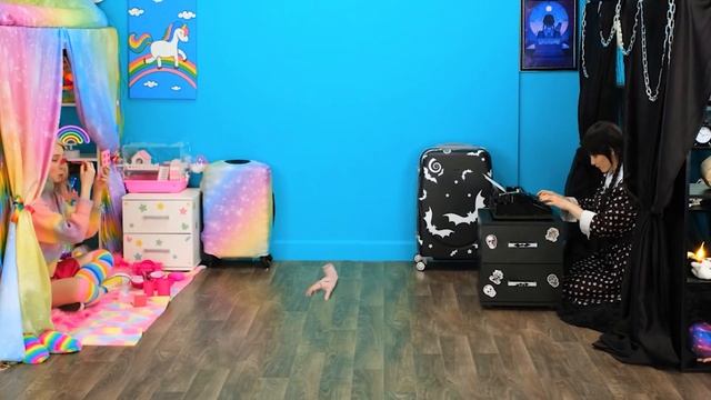 Секретные домики под кроватью с Уэнсдэй смотреть онлайн