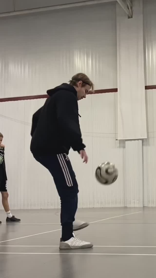 ОБУЧЕНИЕ ФУТБОЛЬНОГО ТРЮКА смотреть онлайн