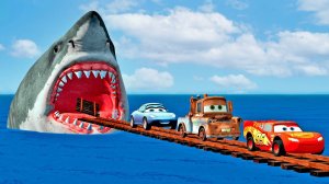 Акула хочет съесть Салли! Спасет ли ее Молния Маквин?!