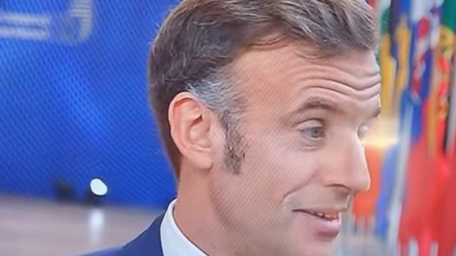 Emmanuel Macron (Micro-Macro) 🎤