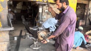 Ремонт передней оси грузовика. Пакистан