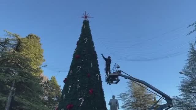 В Абхазии в Гудауте с 18.12.2025 началось украшение новогодней ёлки смотреть онлайн