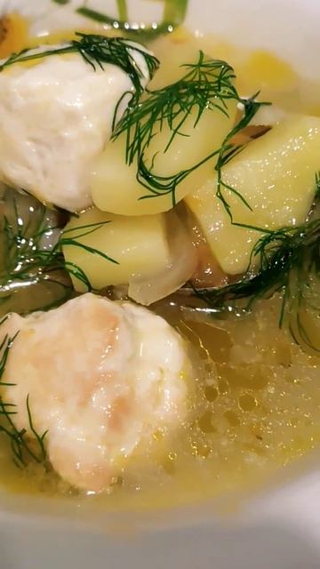 СУП С ФРИКАДЕЛЬКАМИ,РУМЯНЫЕ КУРИНЫЕ КРЫЛЬЯ и ГОЛЕНЬ НА ГРИЛЕ