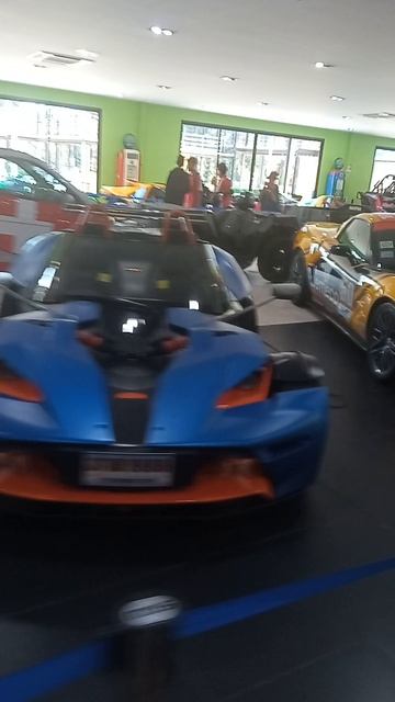 Не верь глазам: классика на колёсах в Паттайе Ретро-автомобили среди пальм: неожиданная коллекция смотреть онлайн