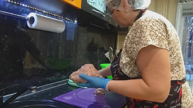 СЕГОДНЯ КОТЛЕТЫ ДЕЛАЮ НА ПРОДАЖУ// СЪЕЗДИЛИ В ПАРИКМАХЕРСКУЮ смотреть онлайн