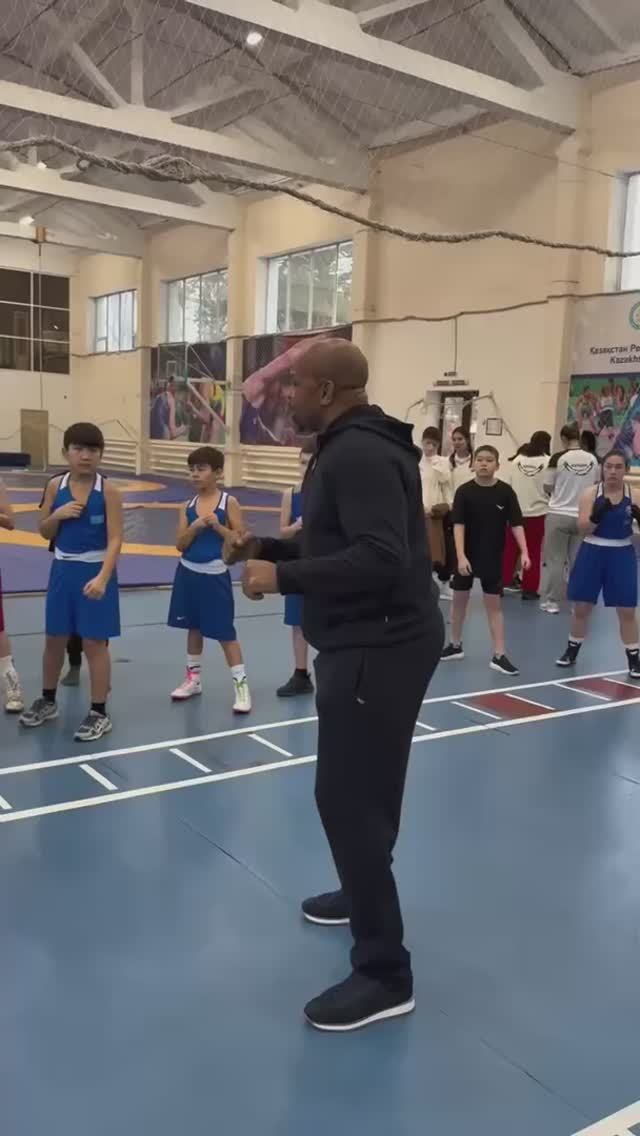 Рой Джонс показал свой легендарный удар