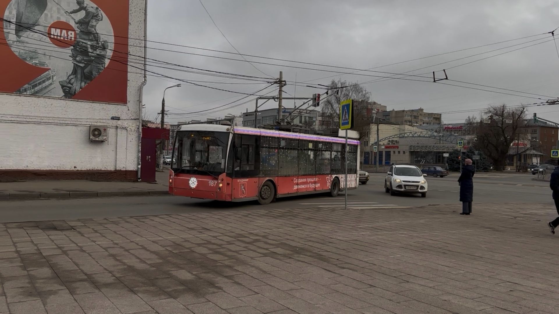 «В гирляндах!» Троллейбус «Мегаполис» ТролЗа-5265.00 №187 в Владимире, декабрь 2025 года смотреть онлайн