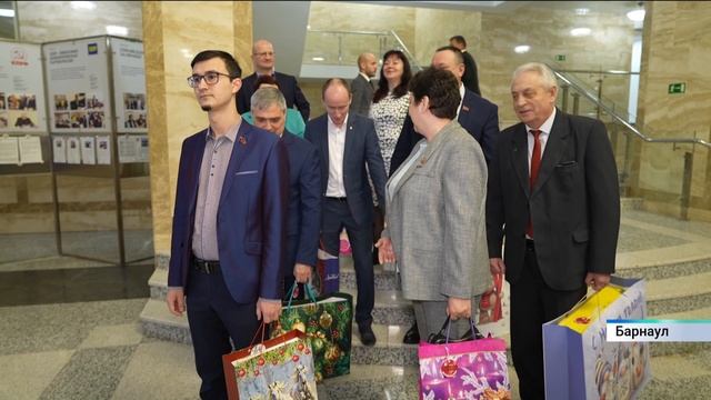 Депутаты Алтайского края собрали подарки для детей участников СВО и нуждающихся семей смотреть онлайн