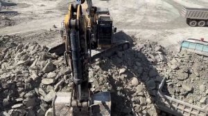 Два экскаватора Cat 385C загружают вскрышные породы на 4-осные самосвалы