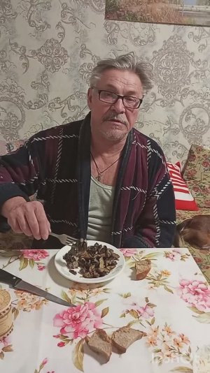 Жареные грибы на сковороде. Мукбанг. Накормила мужа