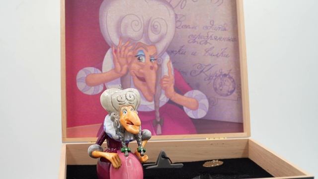 Неприветливы с лица, две бабули из ларца