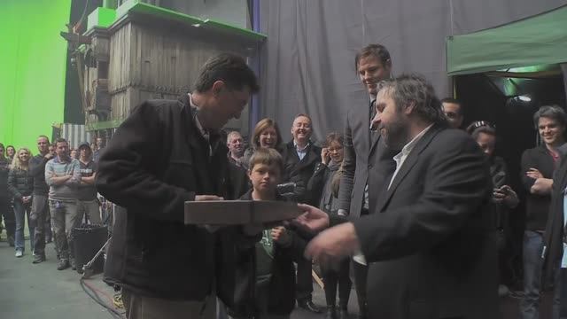 Хоббиты Пустошь Смауга Радушный Приём. Озёрный Город часть 2 смотреть онлайн