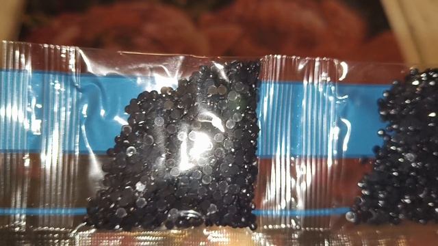 Распаковка новогоднего подарка. Продвижения по раскраскам. смотреть онлайн