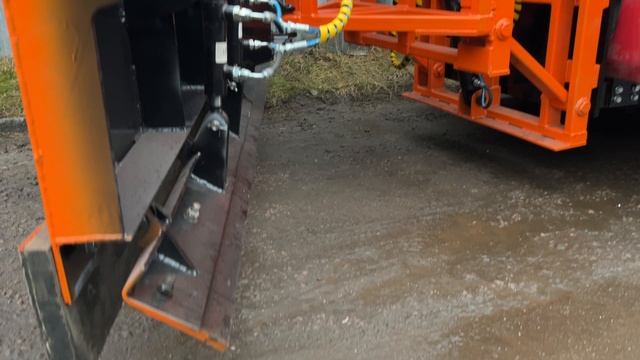 Комбинированная дорожная машина КамАЗ-6520 с отвалом и пескоразбрасывателем от завода
