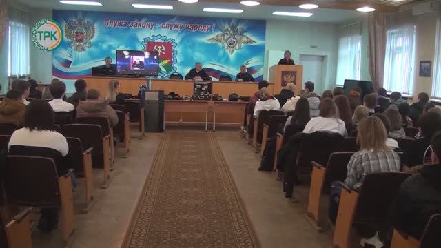 Новомосковские полицейские провели для школьников встречу с выпускниками ВУЗОВ МВД смотреть онлайн