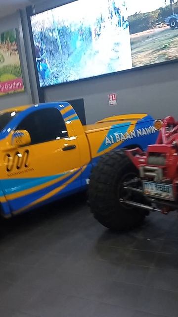 Паттайя скрывает секретный автомузей Ретро-автомобили среди пальм: неожиданная коллекция смотреть онлайн