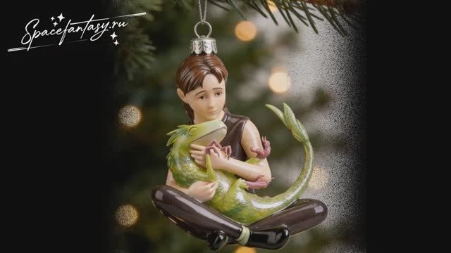 Елочная игрушка с Эли и ее домашним динозавром - персонажи из комикса Дары бродячих льдов смотреть онлайн