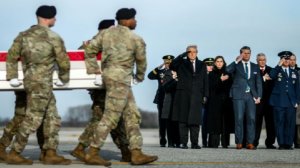 Трамп встретил на авиабазе США тела американских военных, погибших в Сирии