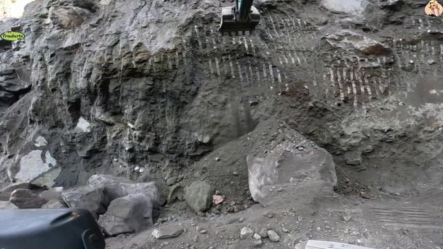 Строительство, экскаватор копает песок смотреть онлайн