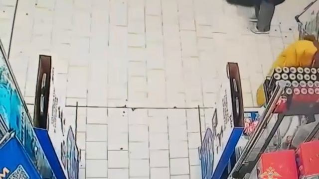 В Саратове женщина дважды возвращалась в магазин, чтобы вынести аэрогриль, надувной матрас и конфеты смотреть онлайн
