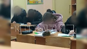 В куртках и теплых штанах сидят на уроках ученики Городецкой школы