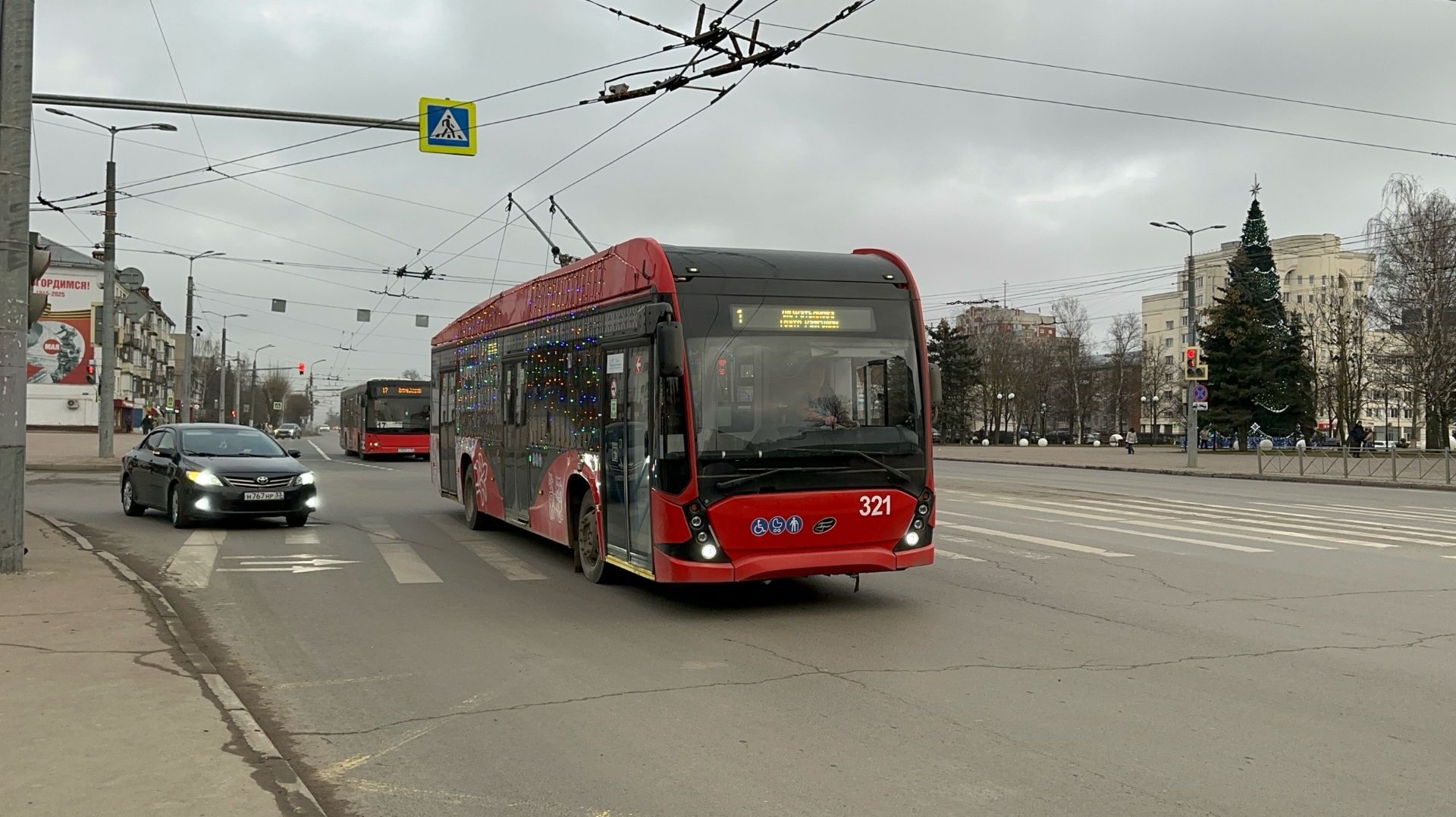 «В гирляндах!» Троллейбус «Авангард» ВМЗ-5298.01 №321 в Владимире, декабрь 2025 года смотреть онлайн
