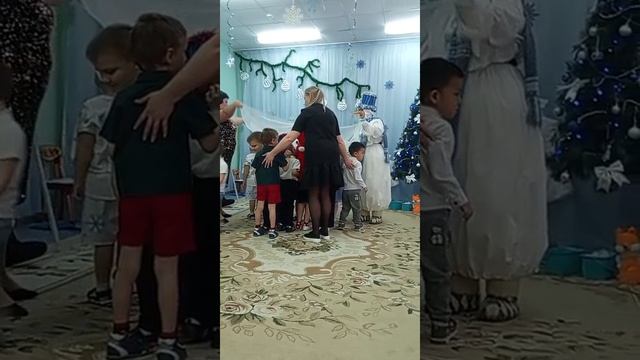 В садике празднуют новый год. 🎁🎁💯👍👍👍💥🎆🎆🎆 смотреть онлайн