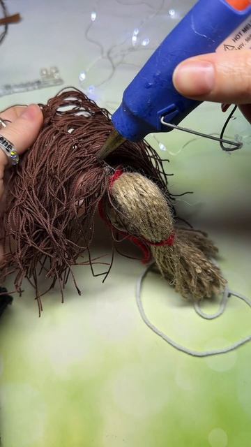 Лошадка из ниток елочная игрушка мастер-класс подвес брелок лошадка мк смотреть онлайн