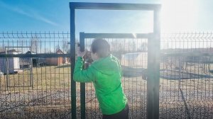 6 соток 5 апреля 2024 года. Хроника. Креплю лаги к калитке.